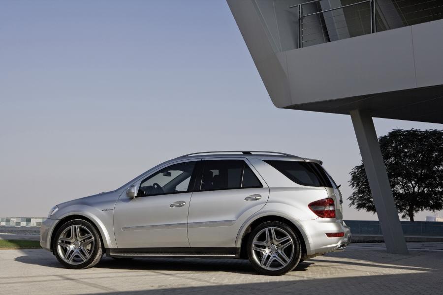 Mercedes-Benz ML63 AMG 2009 года  (фото 13 из 38)